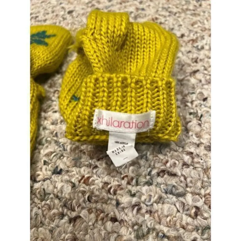 Xhilaration women's yellow with green snowflake acrylic knit‎ flip gloves